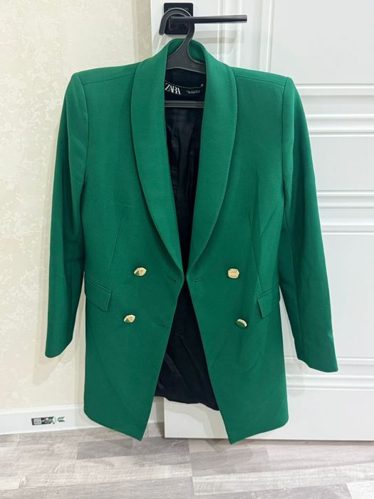 Срочно продам пиджак  от Zara стильный насыщенный  цвет