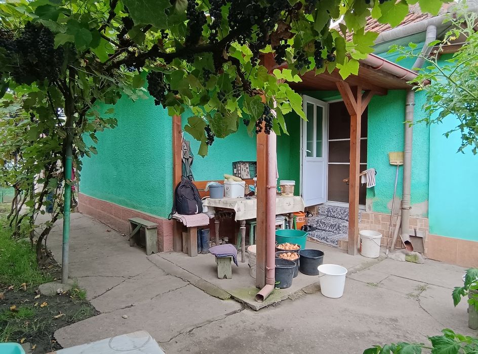 Casa de vânzare  cu teren generos