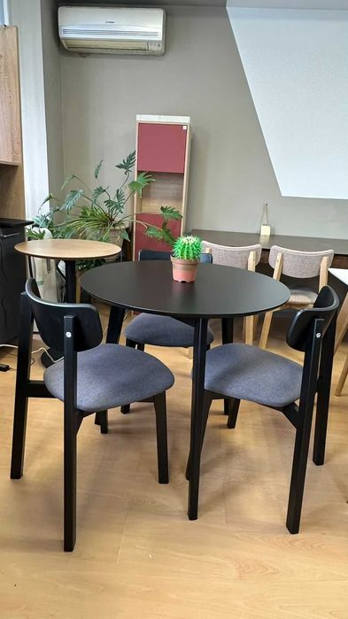 Деревянный стол с витрины