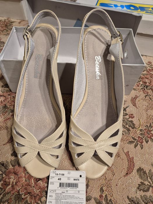 Нови кремави на цвят сандали