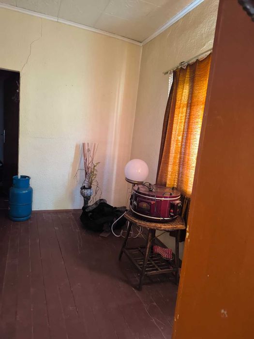 Продавам просторна къща с голям двор - гр. Димово