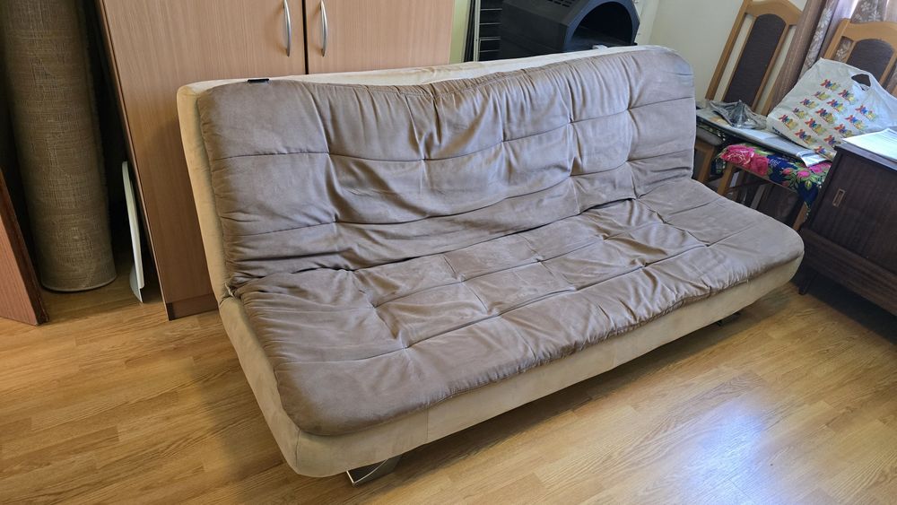 Легло с матрак и повдигащ механизъм