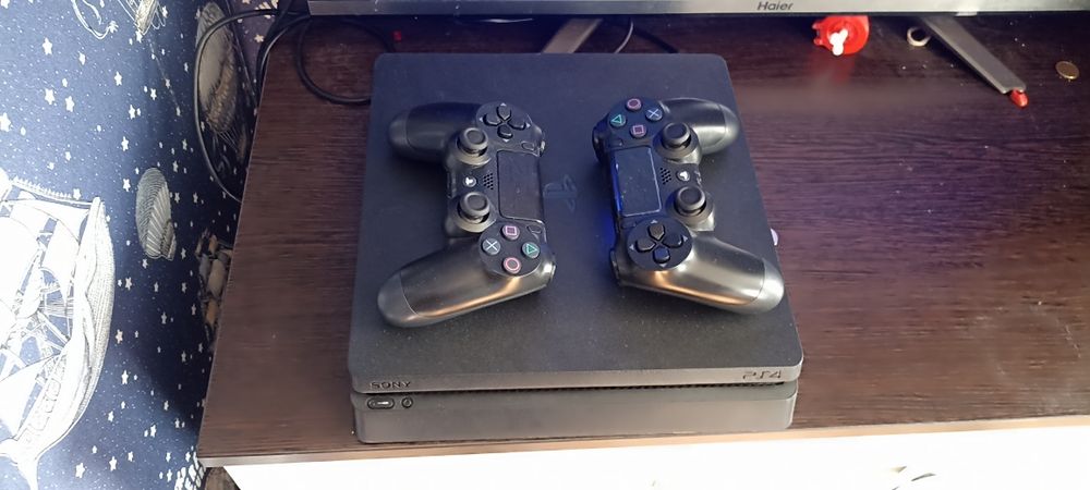 Продам PS4-в отличном состоянии