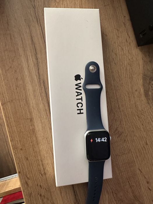 В гаранция: Apple watch SE (GPS) Gen 2, 40мм