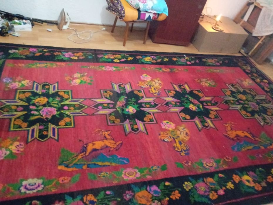 Қол кілем сатылады