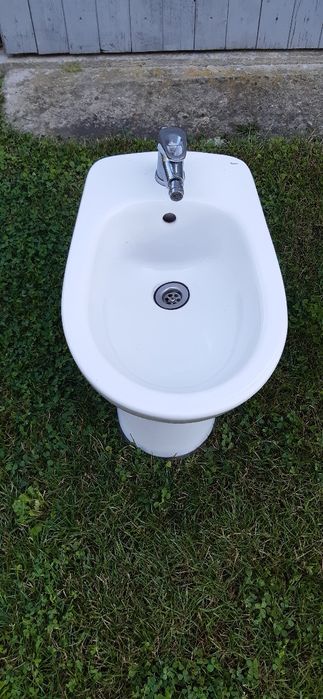 Vând bideu nefolosit cu baterie