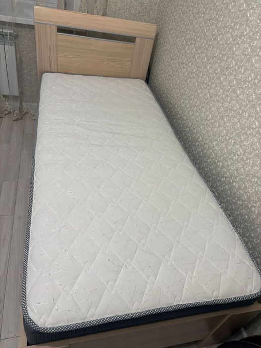 Продам 2 кровати и столик