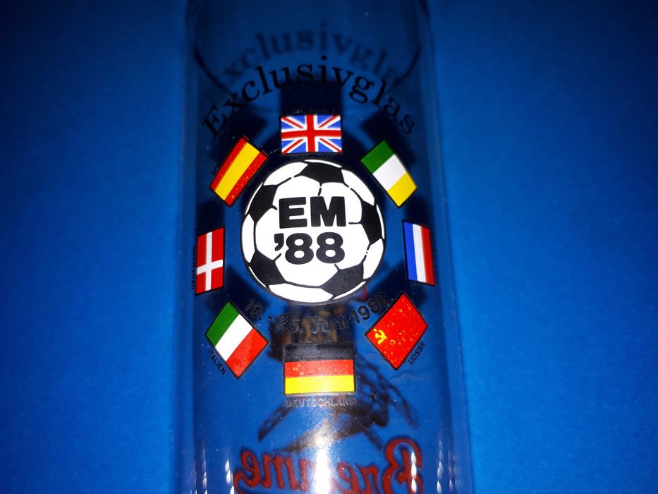 Стара чаша от Европейско първенство по футбол 1988 година
