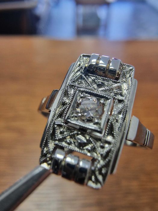 Дамски Златен Пръстен с ДИАМАНТ - Заложна къща Галерия 65