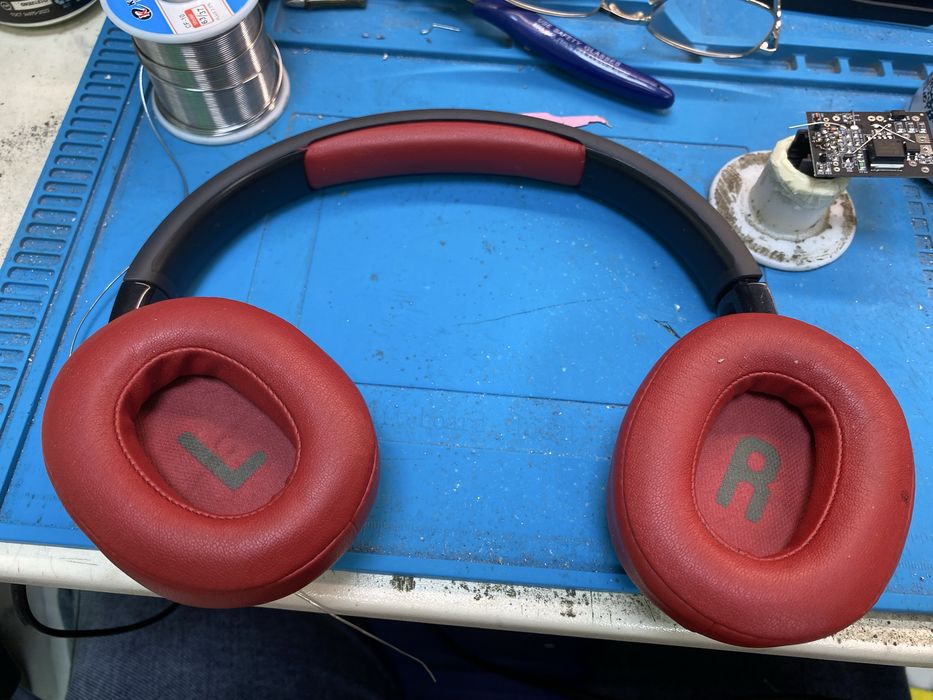 Продам наушники jbl bt720