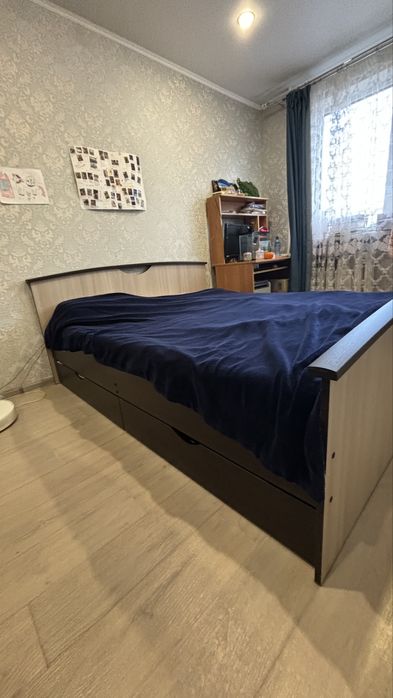 Кровать двуспальная с матрасом, ящиками: 160см