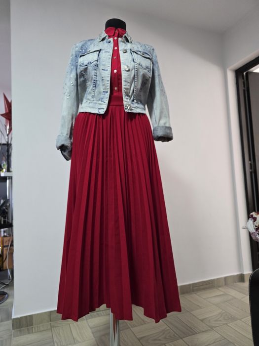Geaca de blugi cu capse si ținte, pentru un look urban si modern