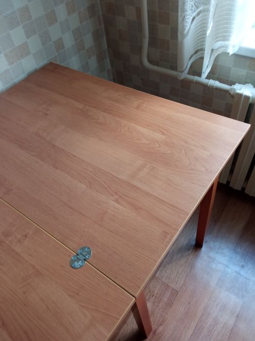 Кухонный стол и  стулья