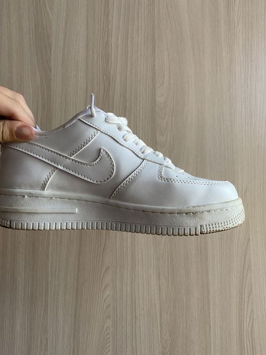 Кроссовки белые