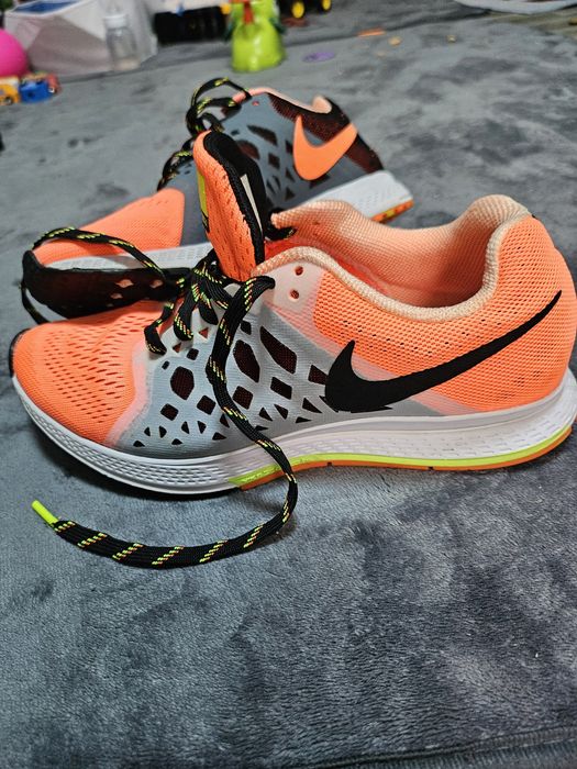 Vând adidași Nike