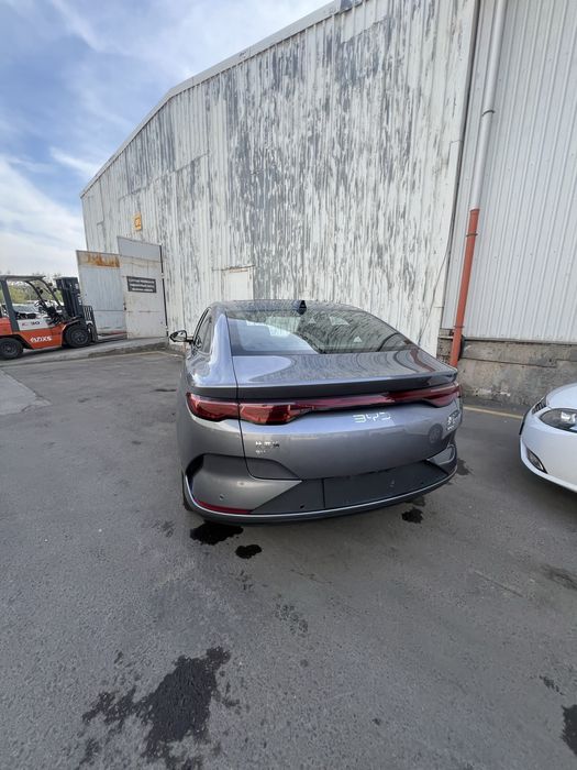 Byd Qin L avtomobili sotuvda