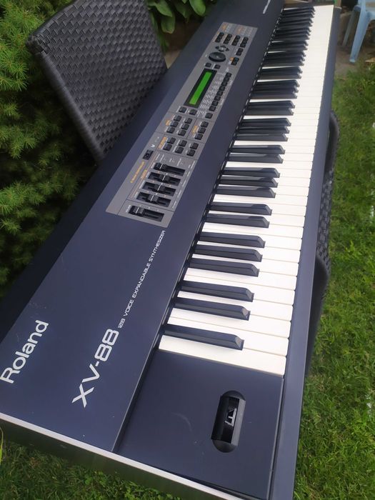 Пиано , клавир - синтезатор Roland XV 88