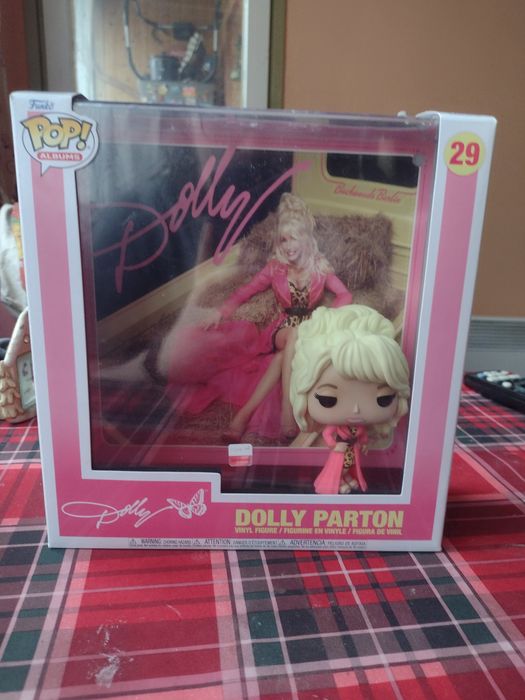 Funko pop Dolly Parton и One piece funko pops