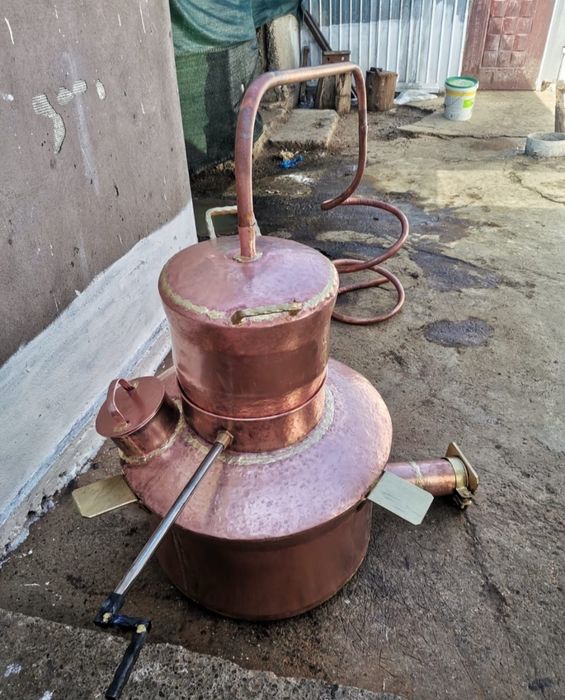 Vând un cazan de țuică din cupru alimentar capacitate de 110 de litri cu fundu de 3mm pereți de 2mm capacul de 1,5mm mai multe detalii la telefon