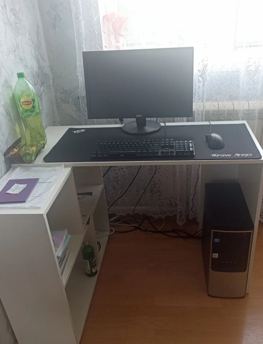 Kомпактный угловой рабочий стол с полками.