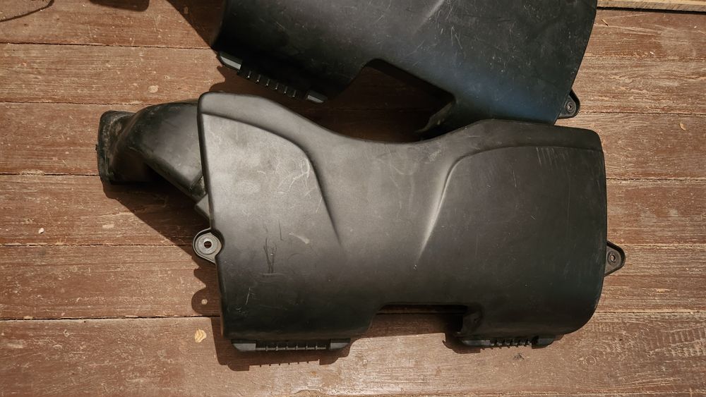 Traseu tubulatura trager carcasa filtru aer E90 E91 E92 E81 E82 E87