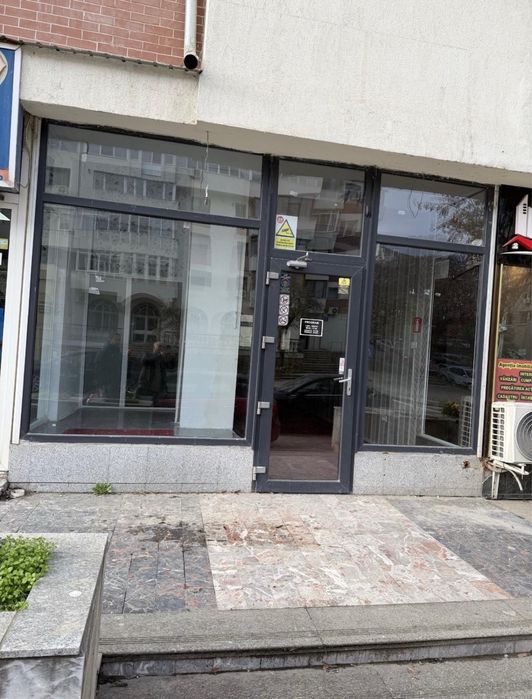Vând spațiu comercial