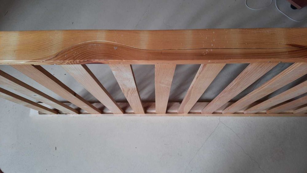 Подарява се дървено детско креватче