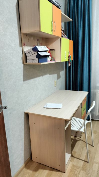 Детский гарнитур двухярусный крават матрасом, шкаф для одежды, стол,