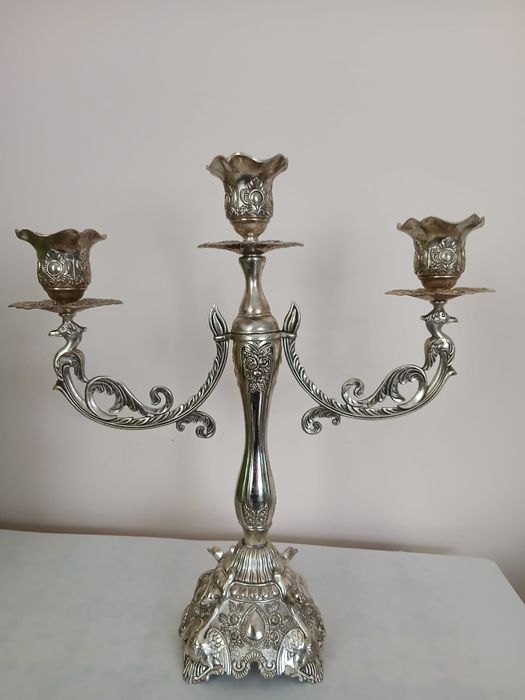 Sfeșnic din metal argintat.