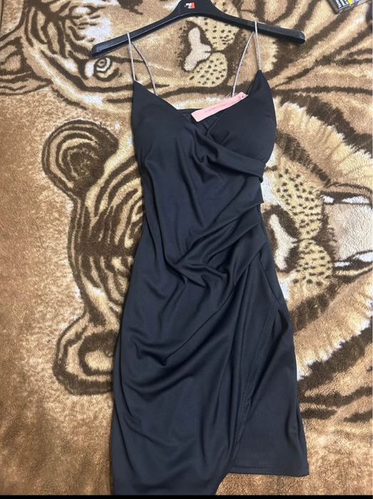 2 рокли черна и бяла с камъни