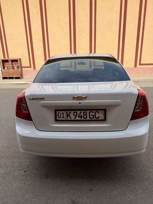 Чевролет Жентра белая в отличном состояни. Автомат без люк. Срочно!