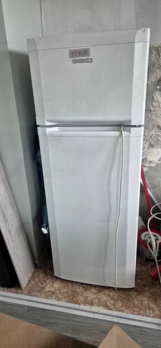 Работещ хладилник с горна камера