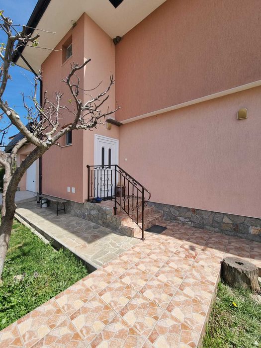 Прекрасна двуетажна къща в с. Кошарица, обл. Бургас