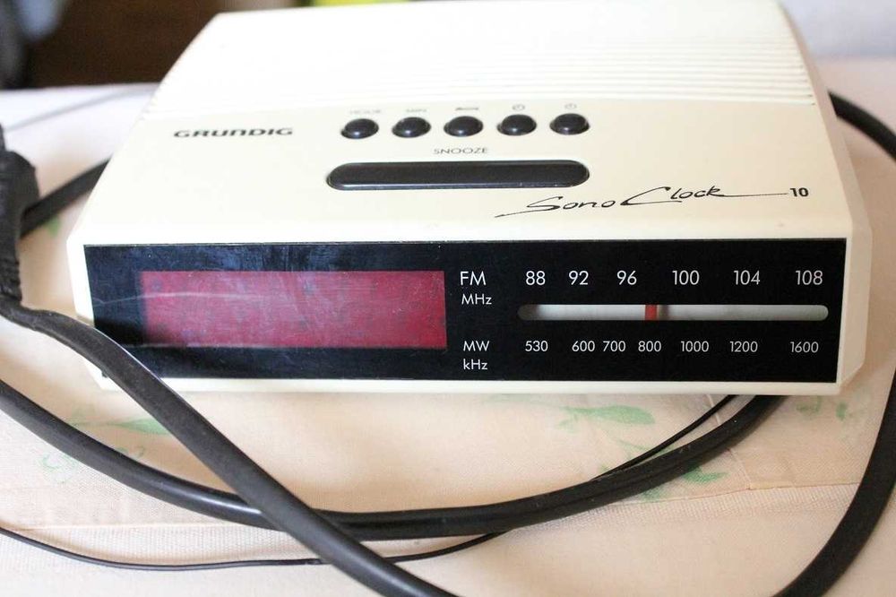 Радио часовник Grundig