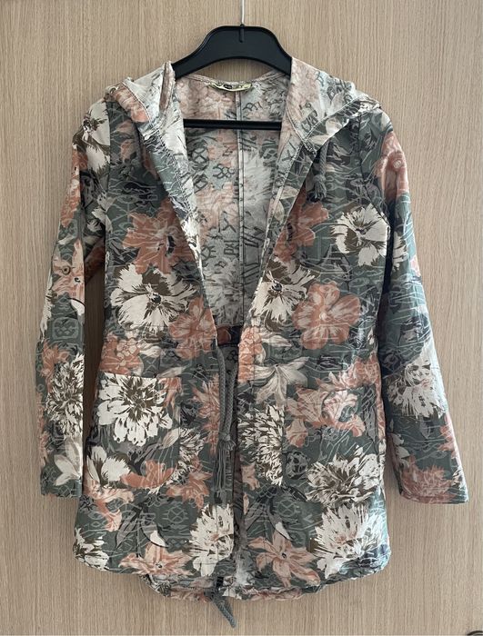 Два модела дамско манто/тренчкот