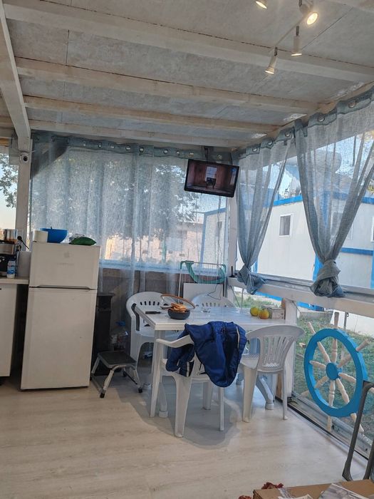 Каравана с изграден навес