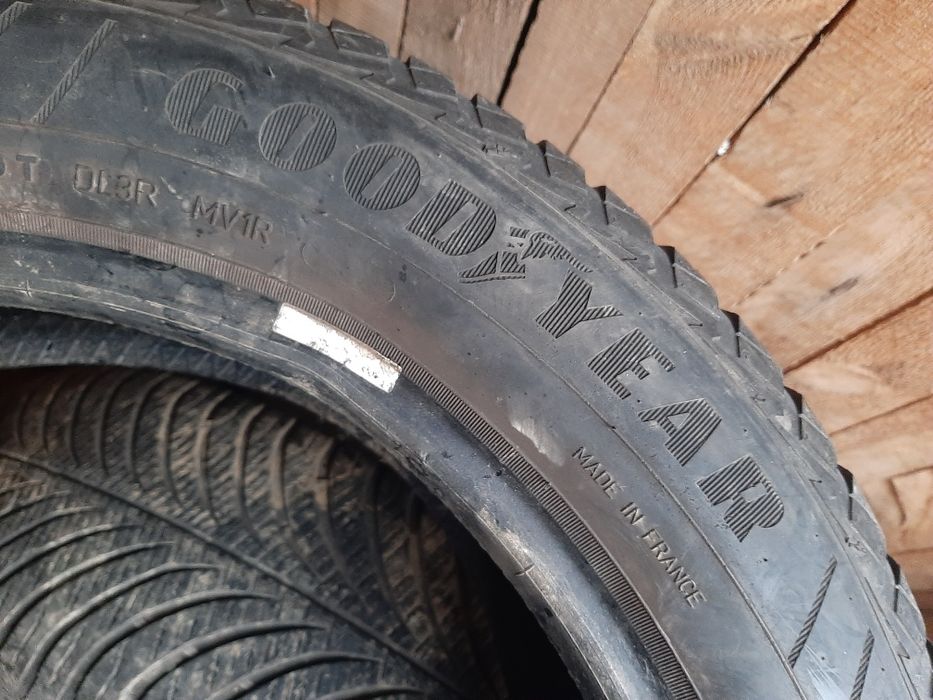 Продам шины. 215/55/17  гудиер