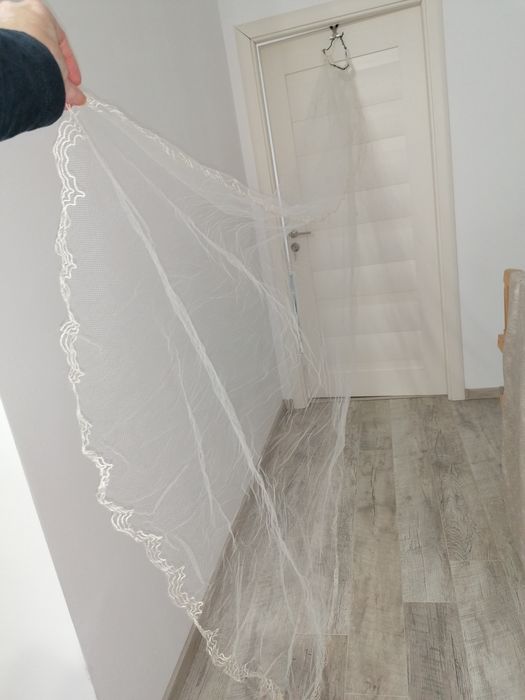 Rochie de mireasa NOUĂ tip sirenă cu trena, 2 voaluri, 1 lung si 1 scu