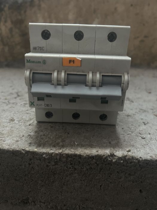 Автоматичен трифазен прекъсвач