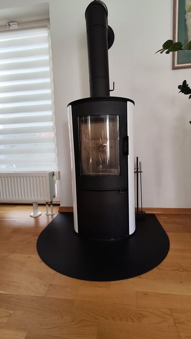 Soba din fontă cu cahle albe din teracota cu lemne de foc inclus
