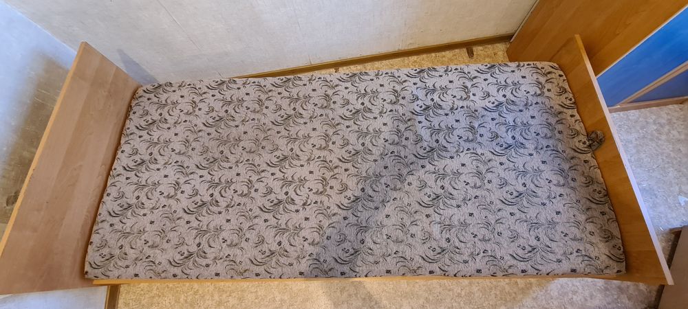 Кровать 1,5 деревянная