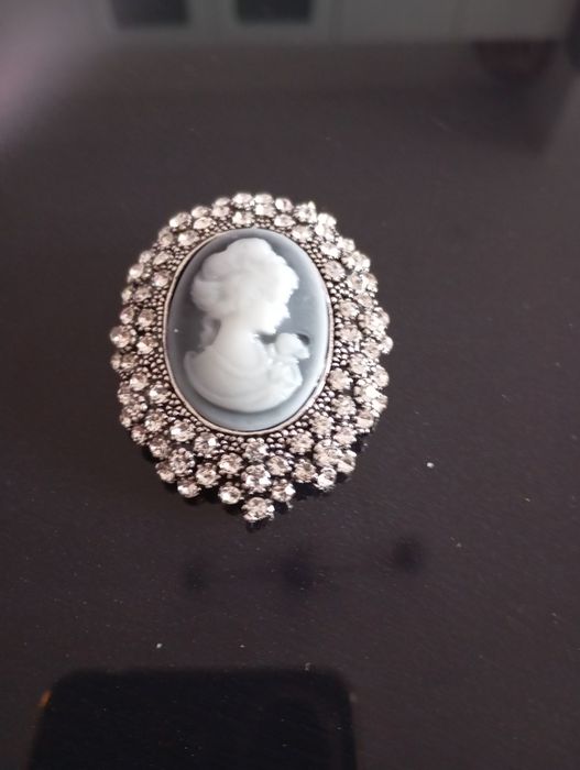 Брошка  от  Камея