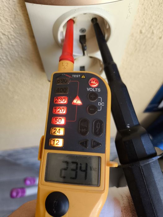 Fluke Т150 двуполюсен тестер за напрежение и проводимост с LCD дисплей