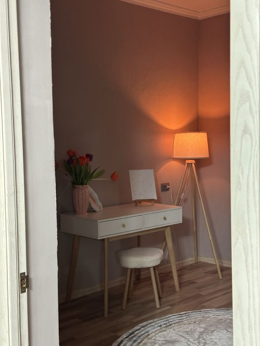 продаю стол, туалетный столик