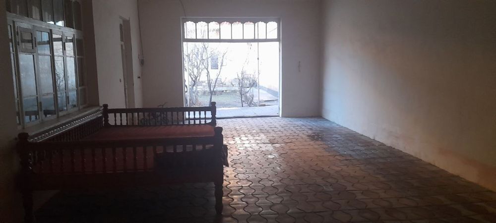 Hovli sotiladi 5 sotiq  xonasi 7 ta