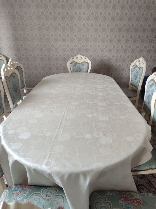 Продам стол для гостиной