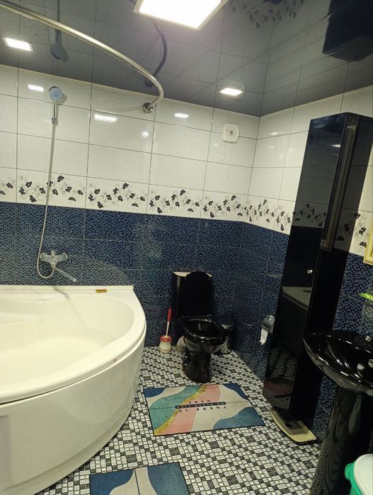 Янгибозор тумани марказидаги ховли уй сотилмоқда.
348 кв.м. уй, 7.26 с