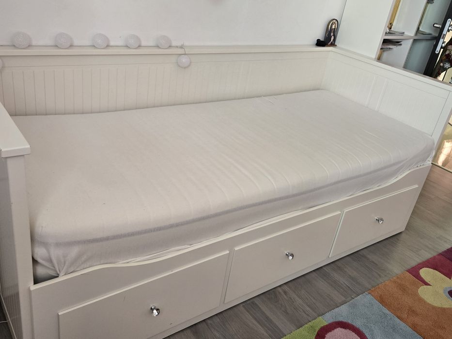 Pat Ikea Hemnes si 2 saltele in stare foarte buna
