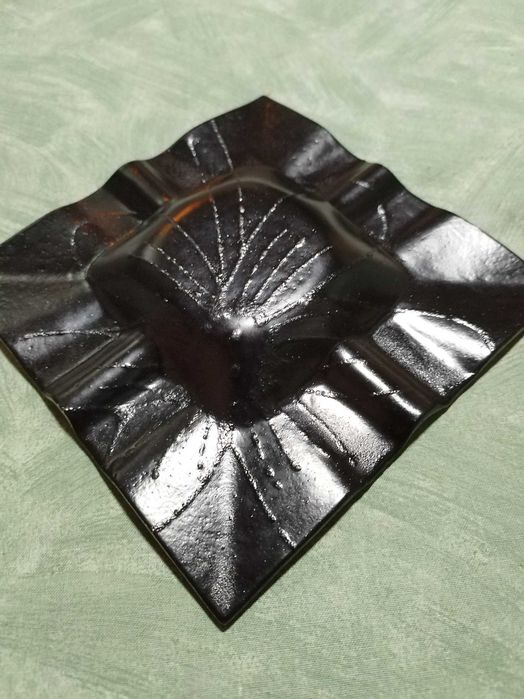 Scrumiera patrata din sticla cu floare violet! Noua fara eticheta!15cm