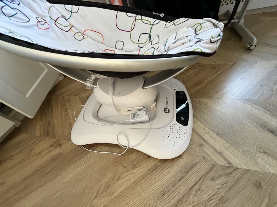 4  moms  mamaroo)
